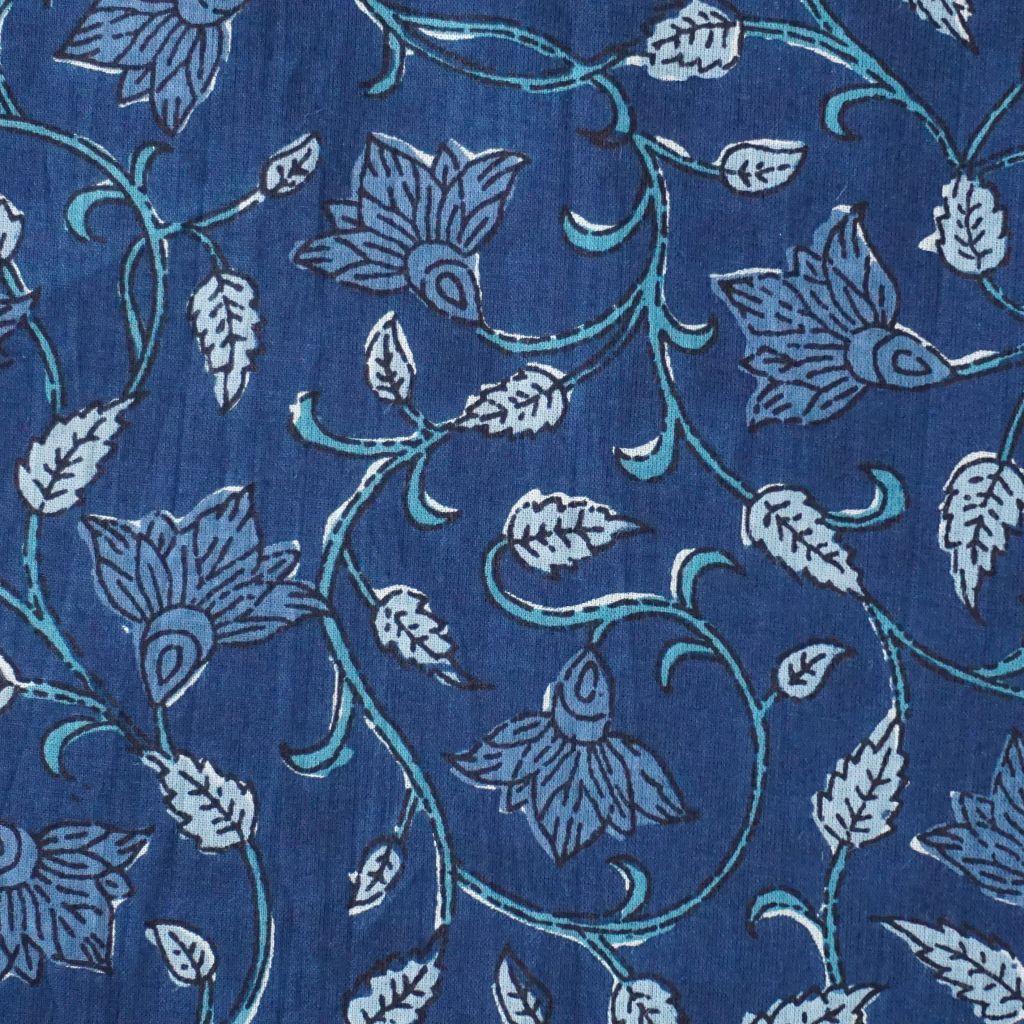 Voile leichte Baumwolle Blüten Ranken Blätter indigo blau